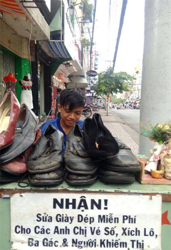 
	
	Cậu bé sửa giày dép miễn phí cho người nghèo tại Sài Gòn đã khiến nhiều người xúc động.